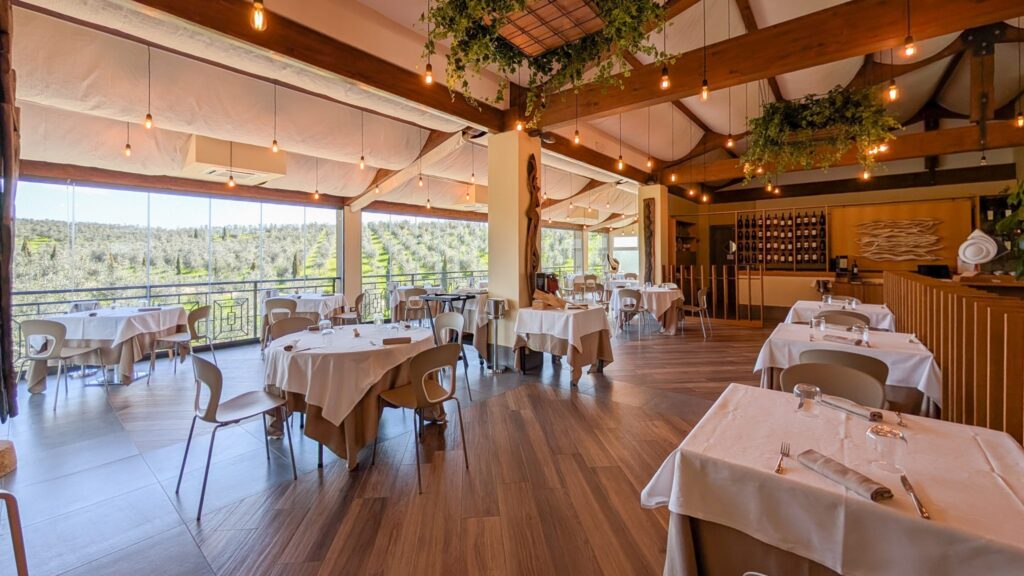 Sala del ristorante con vista sull'uliveto